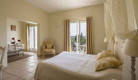 Suite | In-room safe, individually decorated, soundproofing, iron/ironing board