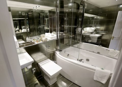 Junior Double Room | Bathroom | Jetted tub, hydromassage showerhead, designer toiletries, hair dryer