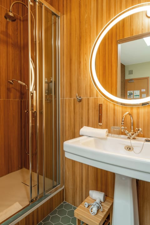 Room, 1 Double Bed | Bathroom | Free toiletries, hair dryer, towels, soap