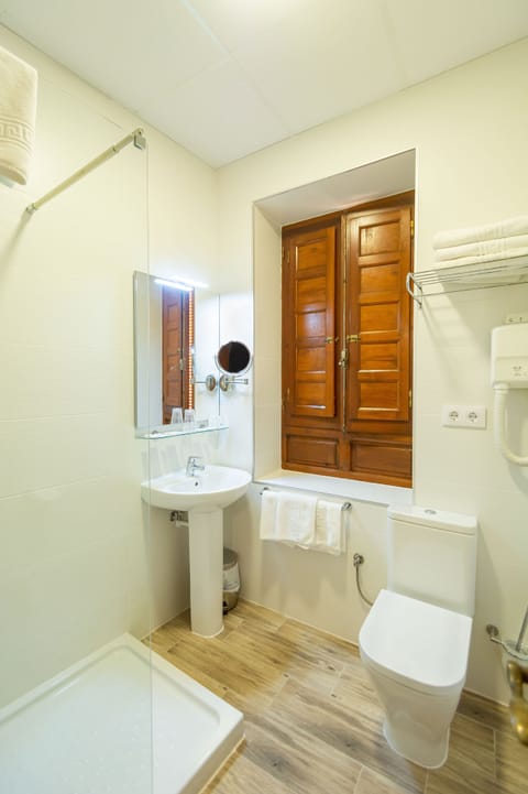 Standard Triple Room | Bathroom | Free toiletries, hair dryer, towels