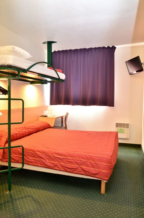 Triple Room | Desk, blackout drapes, free WiFi, bed sheets