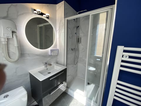 Superior Room | Bathroom | Shower, rainfall showerhead, eco-friendly toiletries, hair dryer