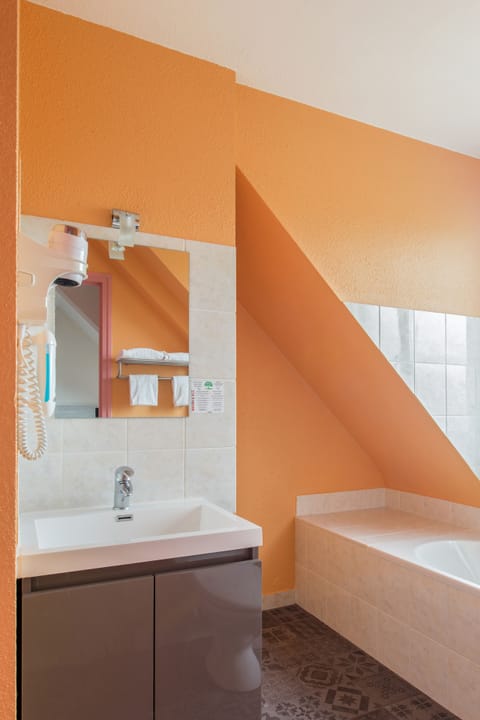 Economy Double Room | Bathroom | Hair dryer, towels, soap, shampoo