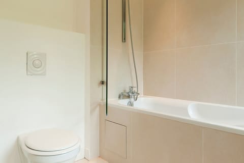 Junior Double Room | Bathroom | Free toiletries, hair dryer, towels, soap