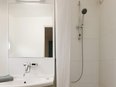 Room, 1 Double Bed, Private Bathroom (Cabrio) | Desk, blackout drapes, cribs/infant beds, free WiFi