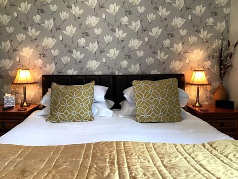 Deluxe Double Room, 1 King Bed, Ensuite, Sea View | Premium bedding, individually decorated, individually furnished