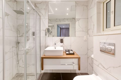 Standard Room | Bathroom | Shower, free toiletries, hair dryer, towels