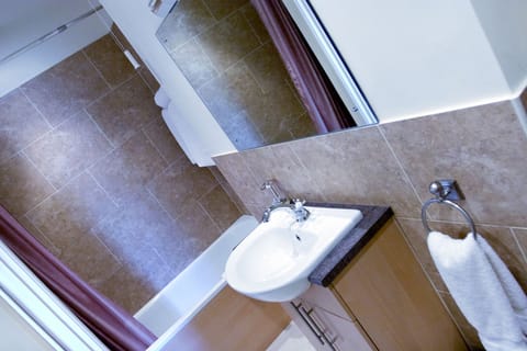 Double Room | Bathroom | Combined shower/tub, free toiletries, hair dryer, towels