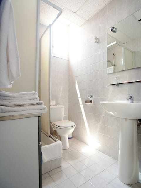 Family Quadruple Room | Bathroom | Shower, free toiletries, towels