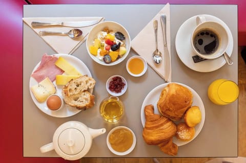 Daily continental breakfast (EUR 14 per person)