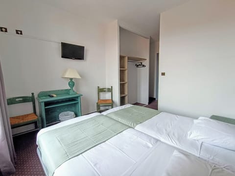 Twin Room, 2 Twin Beds | Desk, soundproofing, free WiFi, bed sheets