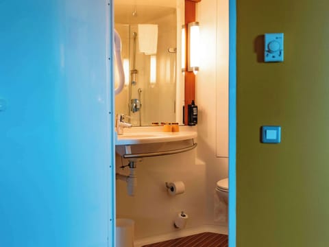 Premium Room, 1 Double Bed | Bathroom | Shower, eco-friendly toiletries, hair dryer, towels