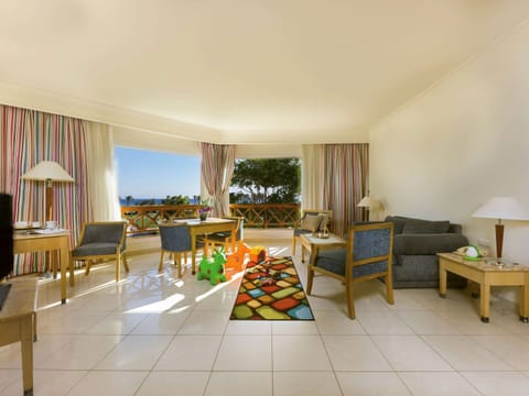 Family Room, 1 King Bed, Sea View | In-room safe, soundproofing, iron/ironing board, free WiFi