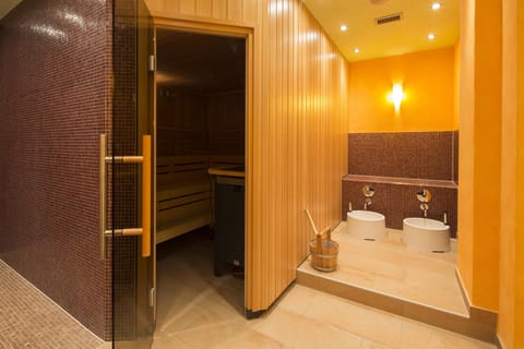 Sauna, deep-tissue massages, 2 treatment rooms, massages