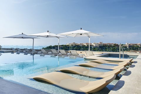 Outdoor pool, pool umbrellas, sun loungers