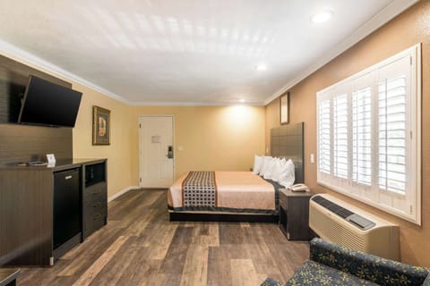 Deluxe Room, 1 King Bed, Non Smoking | Pillowtop beds, desk, soundproofing, iron/ironing board