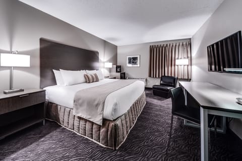 Premier Room, 1 King Bed | Desk, blackout drapes, free WiFi, bed sheets