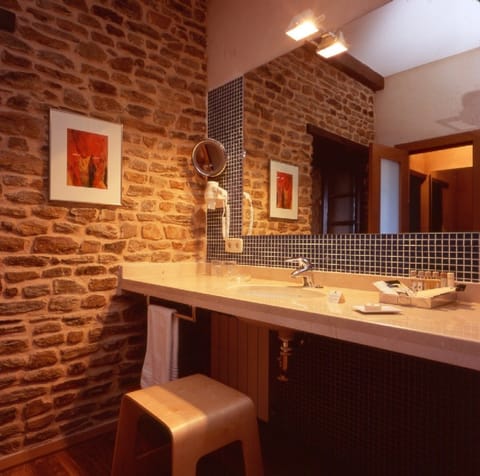 Suite (3 pax) | Bathroom | Combined shower/tub, jetted tub, hair dryer, towels