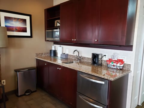 Family Suite, Multiple Beds, Non Smoking, Balcony | Private kitchenette | Fridge, microwave, coffee/tea maker