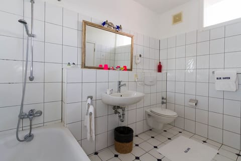 Deluxe Room, Balcony, Ocean View | Bathroom | Combined shower/tub, free toiletries, hair dryer, towels