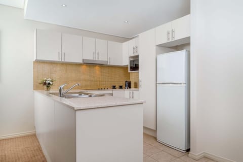 1 Bedroom Ocean View Apartment | Private kitchen | Electric kettle, cookware/dishes/utensils