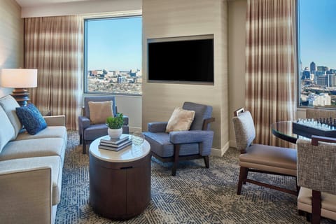 Executive Suite, 1 Bedroom | Living area | 42-inch flat-screen TV with cable channels, TV, Netflix