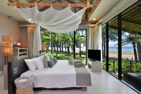 Deluxe Beachfront Villa | Premium bedding, minibar, in-room safe, blackout drapes