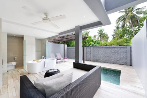 Private Pool Deluxe - 250 meters away from the beach | Bathroom | Free toiletries, hair dryer, bathrobes, slippers