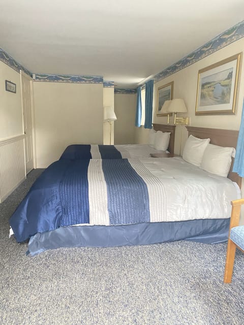 Standard Room, 2 Queen Beds, Non-Waterview | Bathroom | Combined shower/tub, free toiletries, hair dryer, towels