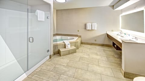 Standard Room, 1 King Bed, Jetted Tub | Bathroom | Combined shower/tub, free toiletries, hair dryer, towels
