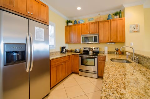 Townhome | Private kitchen | Fridge, microwave, oven, stovetop