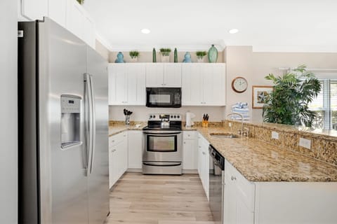 Townhome | Private kitchen | Fridge, microwave, oven, stovetop