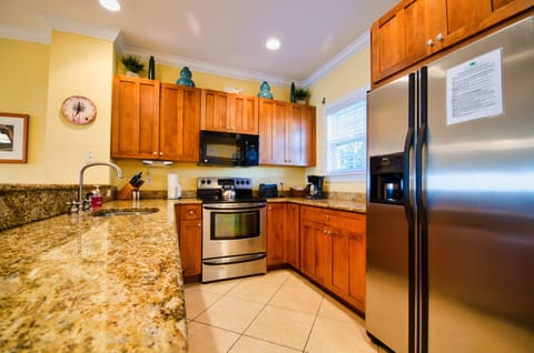 Premium Townhome | Private kitchen | Fridge, microwave, oven, stovetop