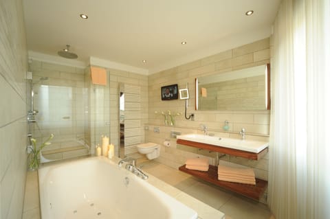 Junior Suite | Bathroom | Free toiletries, hair dryer, towels