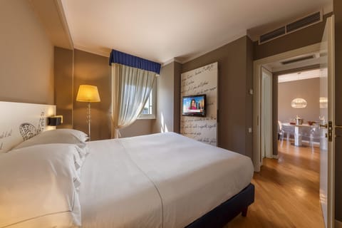 Apartment with Balcony | Minibar, in-room safe, desk, blackout drapes