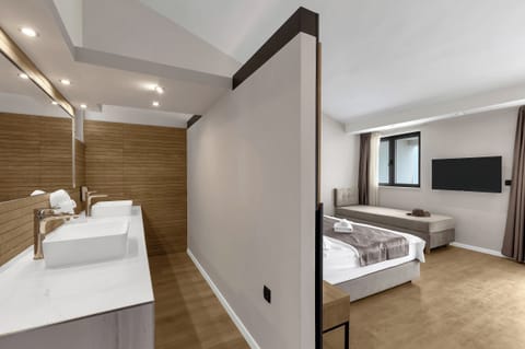 Comfort Suite Sea/Pool View | In-room safe, desk, blackout drapes, bed sheets