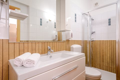 Comfort Double or Twin Room, Sea View | Bathroom | Shower, hair dryer, towels