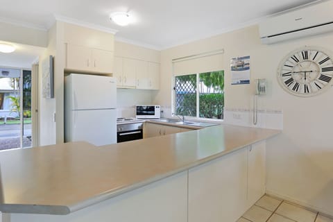 Three Bedroom Townhouse | Private kitchen | Microwave, dishwasher, coffee/tea maker, toaster
