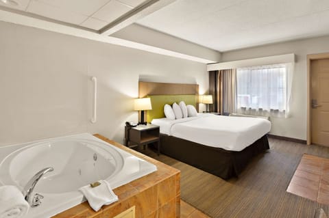 Suite, 1 King Bed, Accessible, Jetted Tub (NonSmoking  ) | Premium bedding, minibar, in-room safe, desk
