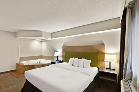 Suite, 1 King Bed, Non Smoking, Jetted Tub | Premium bedding, minibar, in-room safe, desk