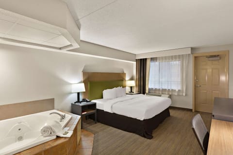 Suite, 1 King Bed, Non Smoking, Jetted Tub | Premium bedding, minibar, in-room safe, desk