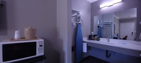 Standard Room, 1 Queen Bed, Non Smoking | Bathroom | Jetted tub, free toiletries, hair dryer, towels