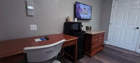 Room, 1 Queen Bed, Accessible, Non Smoking | Desk, blackout drapes, iron/ironing board, free WiFi