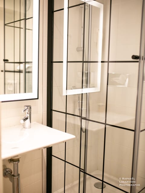 Double Room | Bathroom | Shower, free toiletries, hair dryer, towels