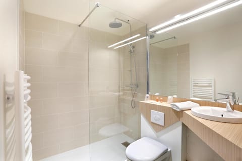 Combined shower/tub, free toiletries, hair dryer, towels