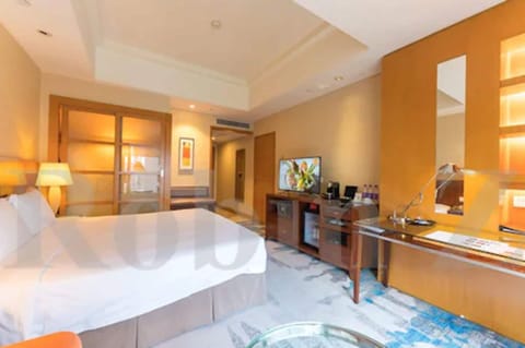 Club Room (Plaza) | Premium bedding, minibar, in-room safe, desk