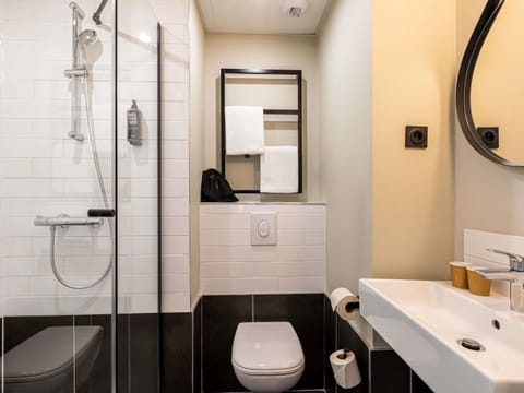 Standard Double Room, 1 Double Bed | In-room safe, desk, soundproofing, iron/ironing board