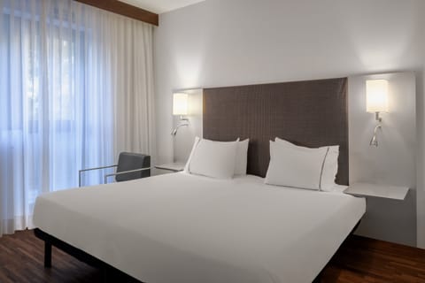Standard Room, 1 King Bed | 1 bedroom, premium bedding, down comforters, minibar