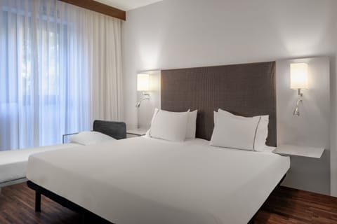 Standard room with 1 king size bed and 1 rollaway bed | 1 bedroom, premium bedding, down comforters, minibar