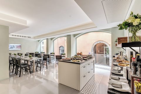 Daily full breakfast (EUR 24 per person)